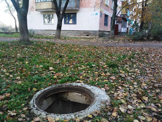 Открытый люк возле тротуара давно игнорируется коммунальщиками